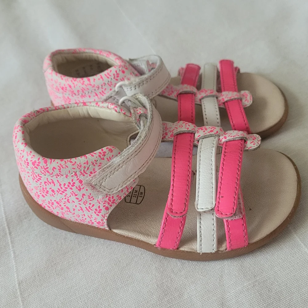 Clarks Kids Sz 5.5 Sandals